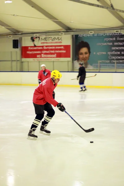 Hockey match av amatör kommandon på volgograd ishall — Stockfoto