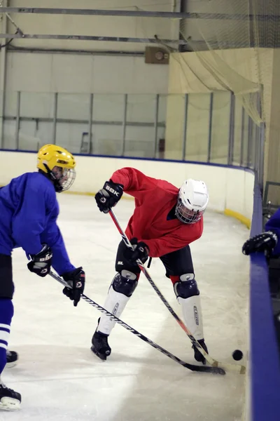 Hockey match van amateur-opdrachten op de overdekte ijsbaan van volgograd — Stockfoto