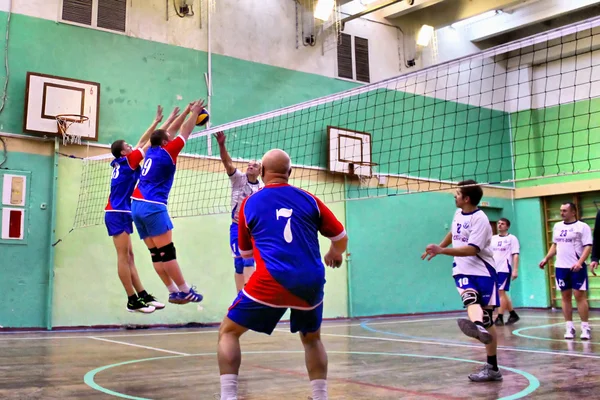 De wedstrijd op volleybal tussen amateur teams — Stockfoto