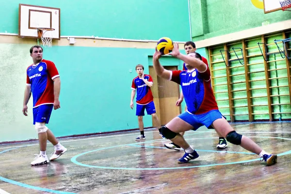 De wedstrijd op volleybal tussen amateur teams — Stockfoto