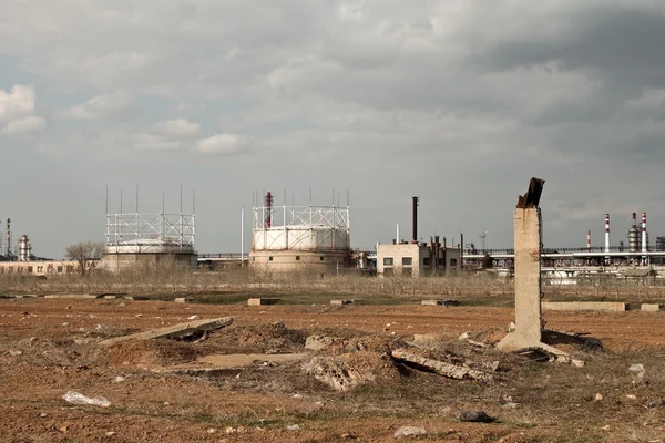 Vista da refinaria antes da tempestade — Fotografia de Stock