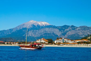 yelkenli yat yelken deniz Dağları üzerinde arka plan