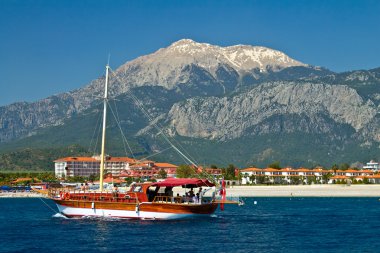 yelkenli yat yelken deniz Dağları üzerinde arka plan