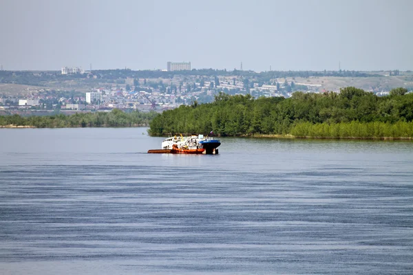 Barge aksai putten aan de Wolga in volgograd. — Stockfoto