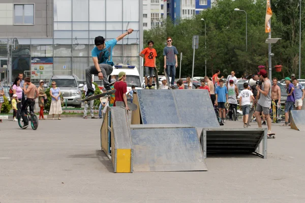 Jump through the skater's corner springboard — Stock Photo, Image