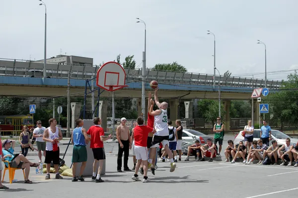 Gry Koszykówka chwili. streetball. streetball partia europejskiego centrum handlowego, może 2013 — Zdjęcie stockowe