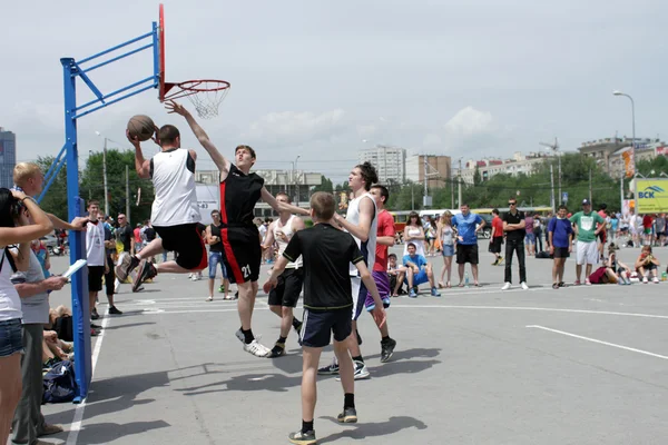 Game basketball moment. Streetball. Streetball party of European city Mall, may 2013 — Stock Photo, Image