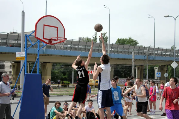 Spiel Basketball Moment. Streetball. Streetball-Party im europäischen Einkaufszentrum, Mai 2013 — Stockfoto