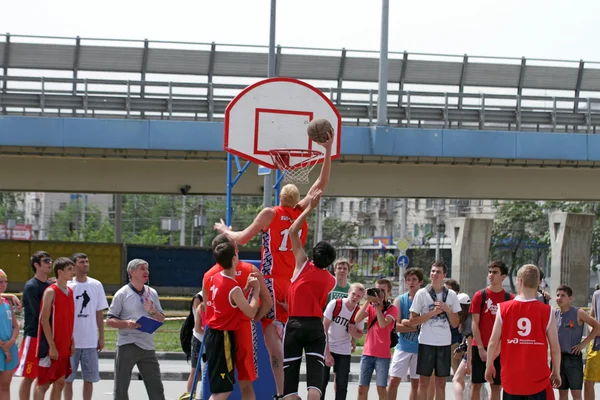 Spiel Basketball Moment. Streetball. Streetball-Party im europäischen Einkaufszentrum, Mai 2013 — Stockfoto