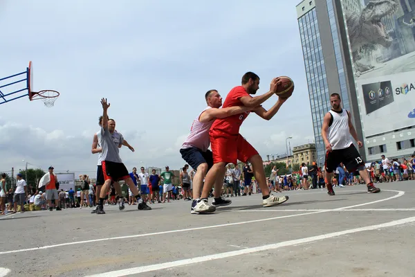 游戏篮球的时刻。街球。街球的欧洲城市购物中心，方可 2013 — 图库照片