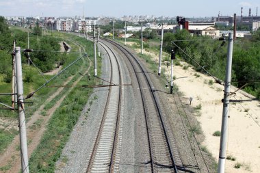 arka planda demiryolu bölümünü kentin sanayi bölgesi