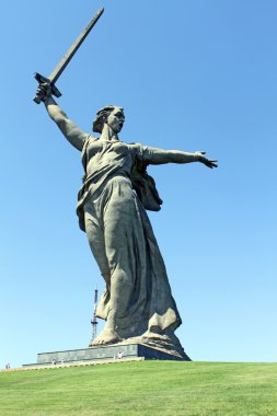 mamaev tepede anıt vatan çağırıyor.