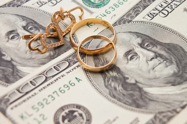 Düğün yüzük, altın zincir ve küpe kalp şeklinde yalan para