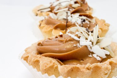 beyaz zemin üzerinde bir krem pasta. 