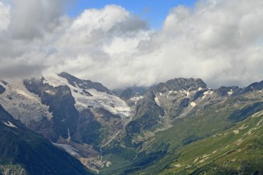 Dağ doruklarına dombai içinde. Yaz aylarında bulutlu hava