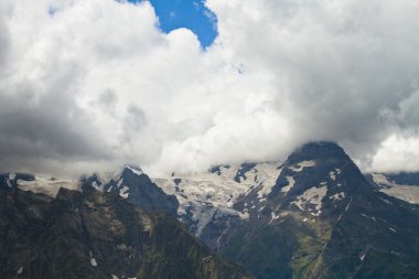 Dağ doruklarına dombai içinde. Yaz aylarında bulutlu hava