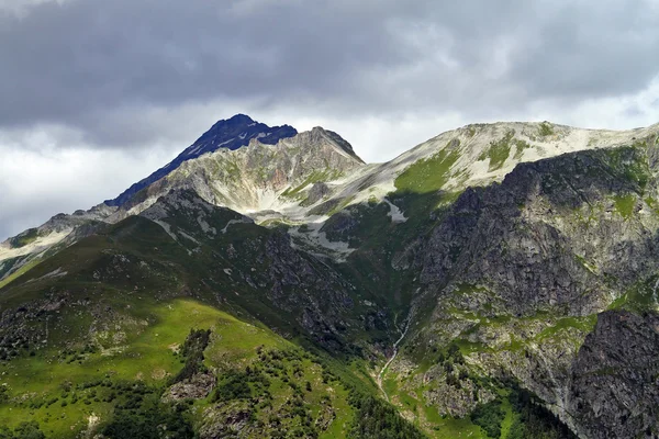 Pics de montagne à Dombai. Été par temps nuageux — Photo