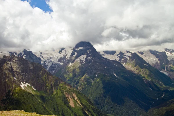 Dağ doruklarına dombai içinde. Yaz aylarında bulutlu hava — Stok fotoğraf