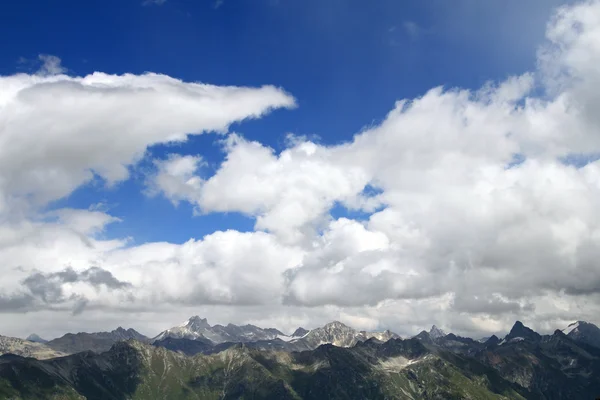 Bergtoppen in dombai. zomer in bewolkt weer — Stockfoto