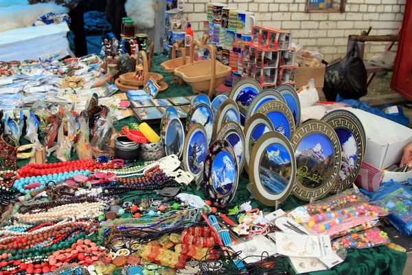 Dombai - augusztus 3: Szuvenír termékek egy kis pult dombai (lemezek, ékszerek és hűtő mágnesek) jelképe. augusztus 03, dombai, Oroszország — Stock Fotó