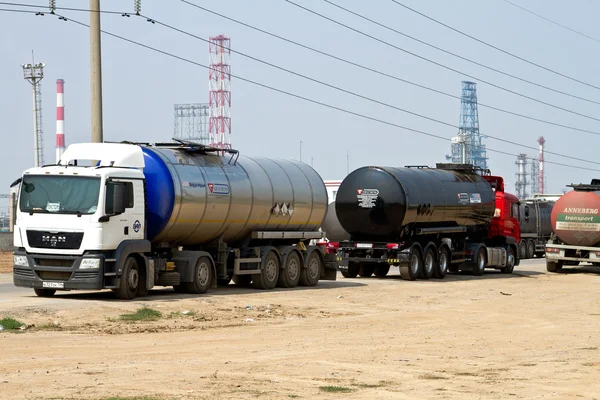 Tank trucks are waiting to fill bitumen near the refinery — Stock Photo, Image