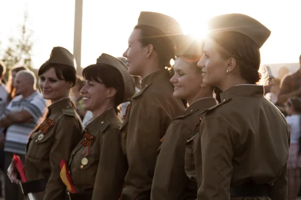 Meisjes politieagenten in militair uniform van de grote patriottische oorlog — Stockfoto