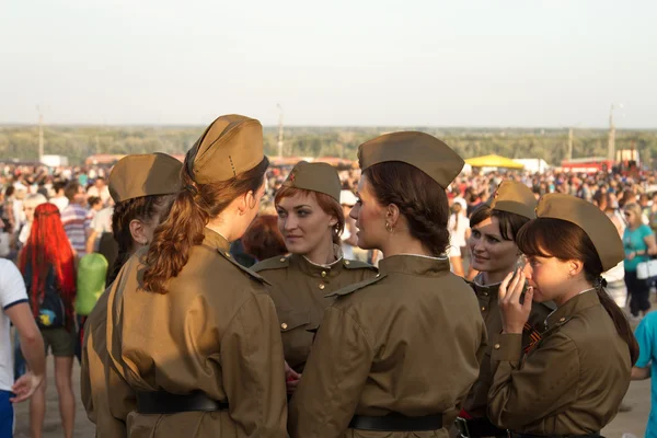 Chicas policías en uniforme de soldado de la gran guerra patriótica — Foto de Stock