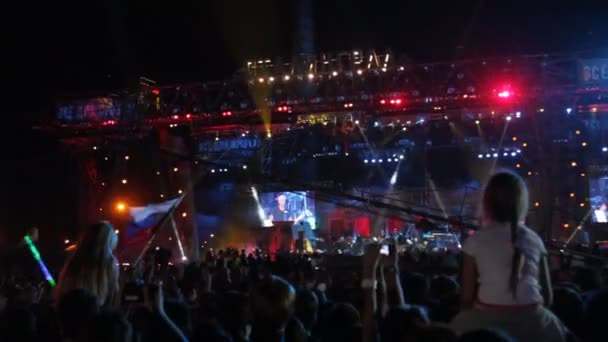 Ludzie gromadzą się w tym miejscu pokazać rowerów. fragment wypowiedzi marszałka Aleksandra na rowerze koncert Pokaż "stalingrad". skład "Moskwa połączenia". — Wideo stockowe