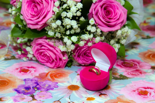 Wedding bouquet and ring in the box — Stock Photo, Image