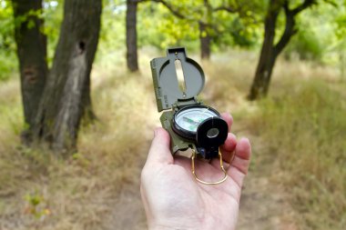 Orman yönde onun el turist pusula gösterir