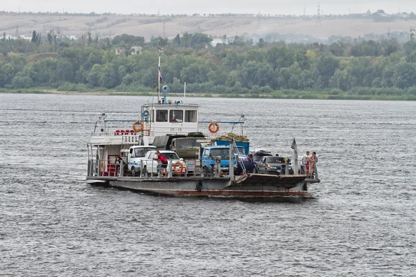 VOLGOGRAD, RUSIA - 31 de agosto: carga de camiones en un pequeño ferry a través del Volga. 31 de agosto de 2013 en Volgogrado, Rusia . —  Fotos de Stock