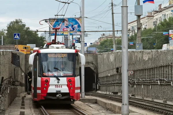 Die Hochgeschwindigkeits-Straßenbahn verlässt den U-Bahn-Tunnel. — Stockfoto