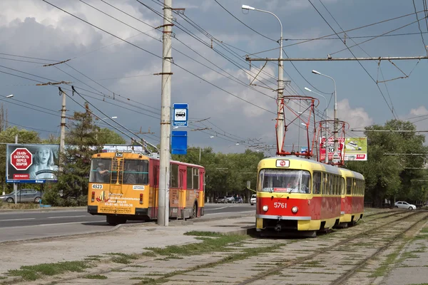 Tramwaj i trolejbus w stacji. — Zdjęcie stockowe