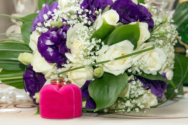 Anillos de boda y flores — Foto de Stock