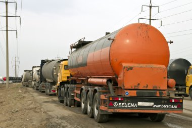 Tank kamyon asfalt rafineri yakın doldurmak için bekliyor