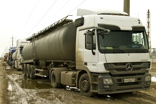 Des camions-citernes attendent pour remplir le bitume près de la raffinerie — Photo