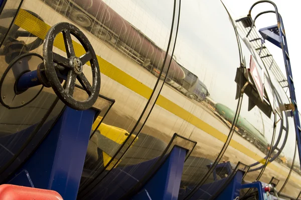 eski parlak benzin kamyon