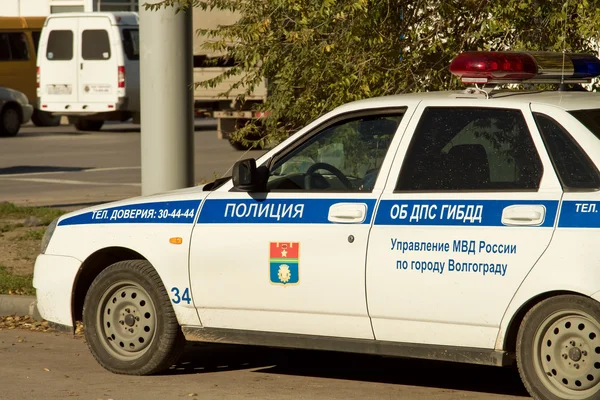 En polisbil som patrullerar gatorna i staden efter attacken, 21 oktober — Stockfoto