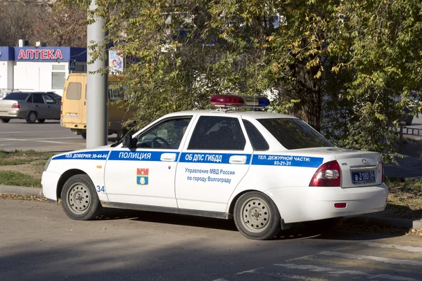 一辆警车巡逻在城市街道上袭击之后，10 月 21 日 — 图库照片