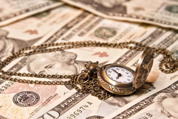 Orologio da tasca bugia su dollari — Foto Stock