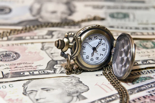 Pocket watch Ligg på dollar — Stockfoto