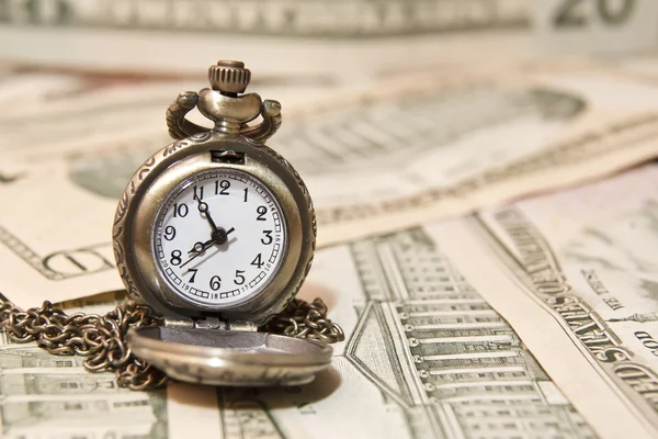 Reloj de bolsillo mentira en dólares — Foto de Stock