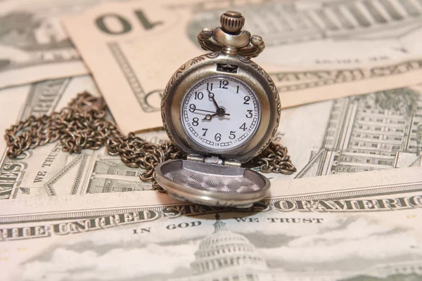 Reloj de bolsillo mentira en dólares — Foto de Stock