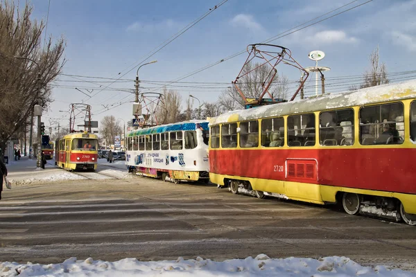 De trams rijden om te voldoen aan elkaar. de stad tot leven komt na een abnormale sneeuwval — Stockfoto