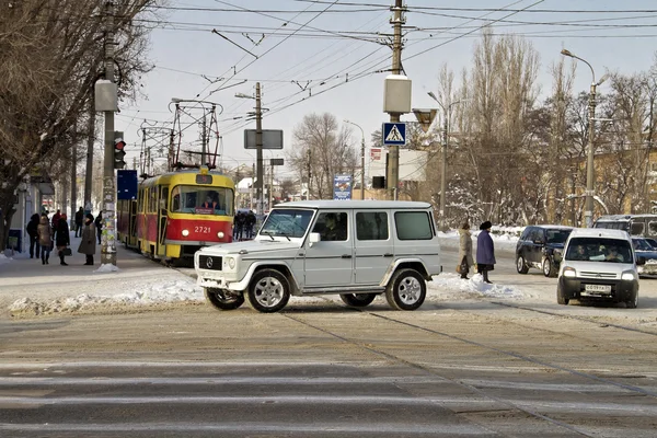 :雪に覆われた都市の交差点で。ロコソフスキー元帥のトラム停留所通り — ストック写真