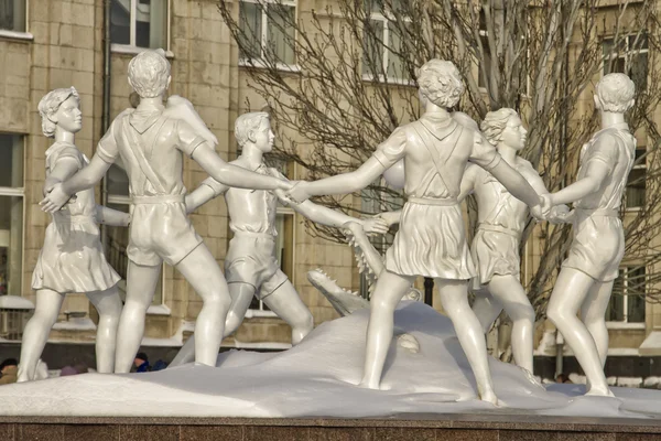 Reconstructed fountain "children's dance" installed on the square in front of the train station. — Stock Photo, Image