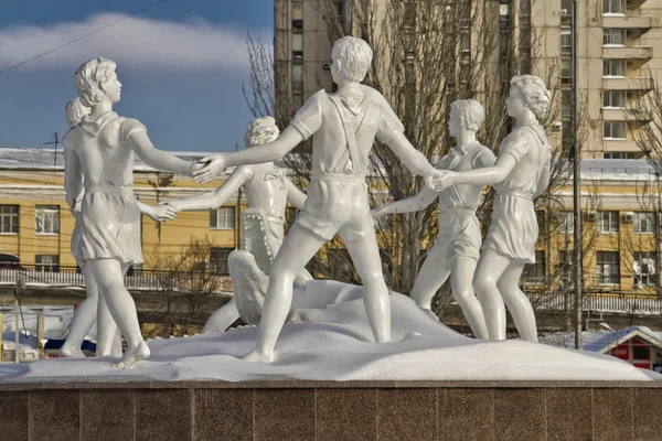 Reconstructed fountain "children's dance" installed on the square in front of the train station. — Stock Photo, Image
