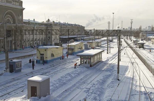 Cleaning snow from the railway tracks Central station — Stock Photo, Image