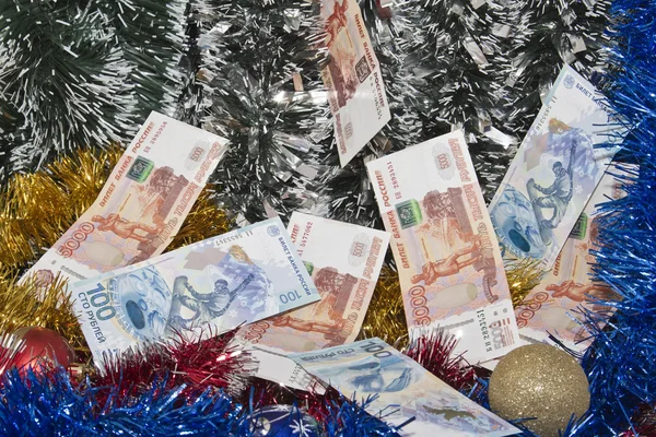 Enfeite de Natal e notas de rublos . — Fotografia de Stock