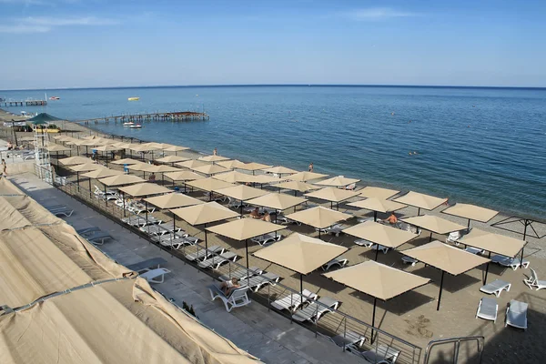 Großer Strand im Feriengebiet voller Sonnenschirme — Stockfoto